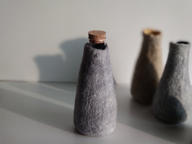 Wool felt ash handmade vase - เซรามิก - ขนแกะ สีเทา