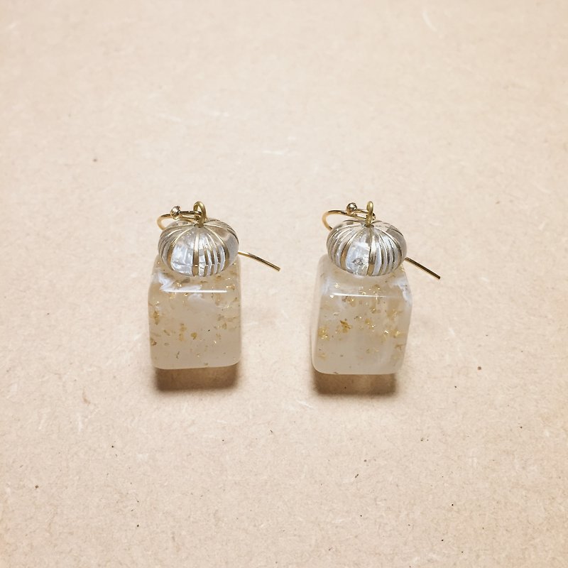 Vintage gold foil fudge cream squeezed flower hat earrings - Earrings & Clip-ons - Resin Transparent