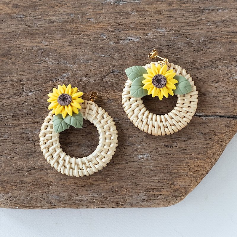 Sunflower Rattan Earrings - ต่างหู - ดินเหนียว สีเหลือง