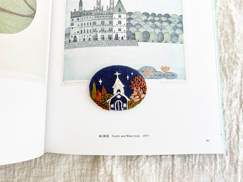 晚空中的小教堂 隋圓形刺繡布胸針 - 胸針 - 棉．麻 藍色
