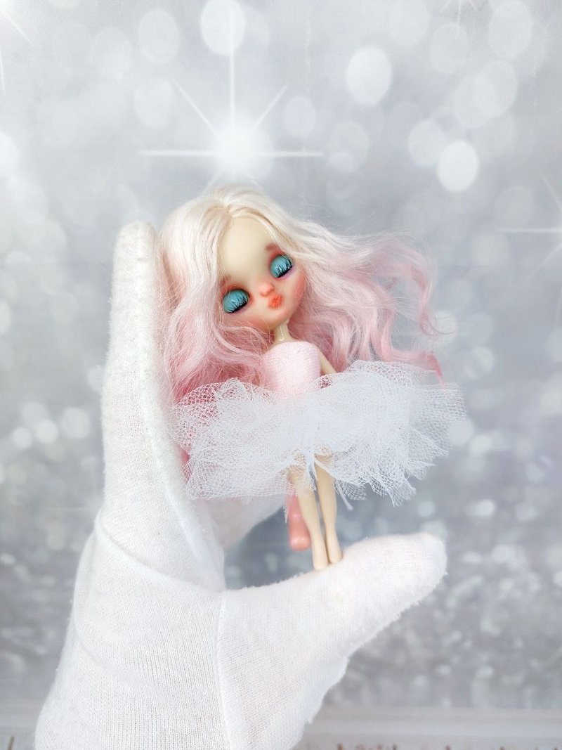Petite Blythe doll with pink hair. Small doll with eye mechanism. - 玩偶/公仔 - 塑膠 粉紅色