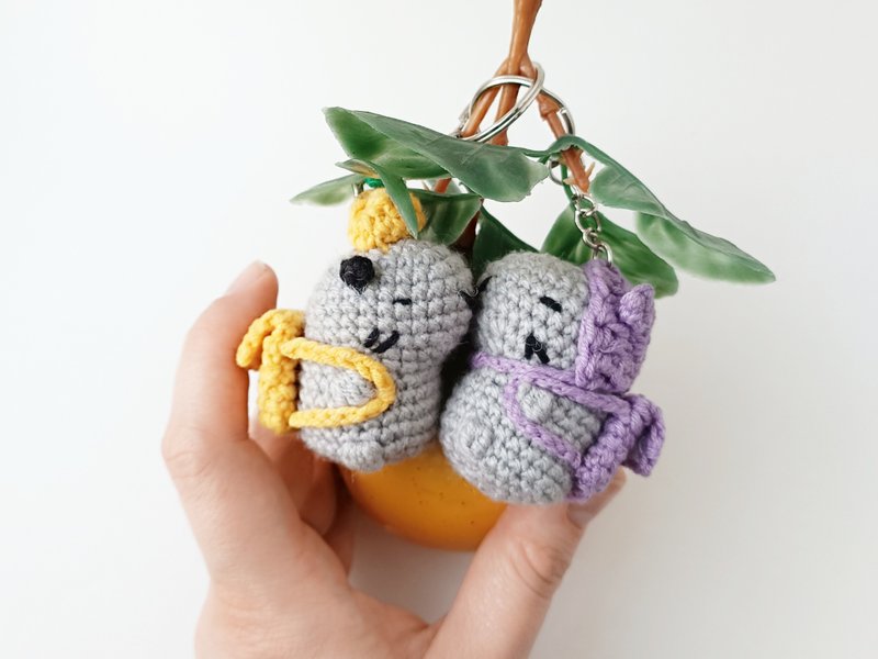 對灰色鉤針編織水豚毛絨包包鑰匙扣汽車鑰匙包迷你掛件 - 鑰匙圈/鑰匙包 - 棉．麻 灰色