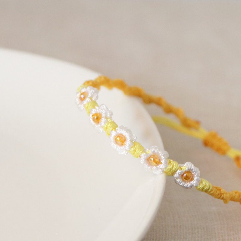 Eternity‧Language of Flowers丨Handmade woven gift small flower telescopic lucky bracelet-yellow - สร้อยข้อมือ - วัสดุอื่นๆ สีเหลือง