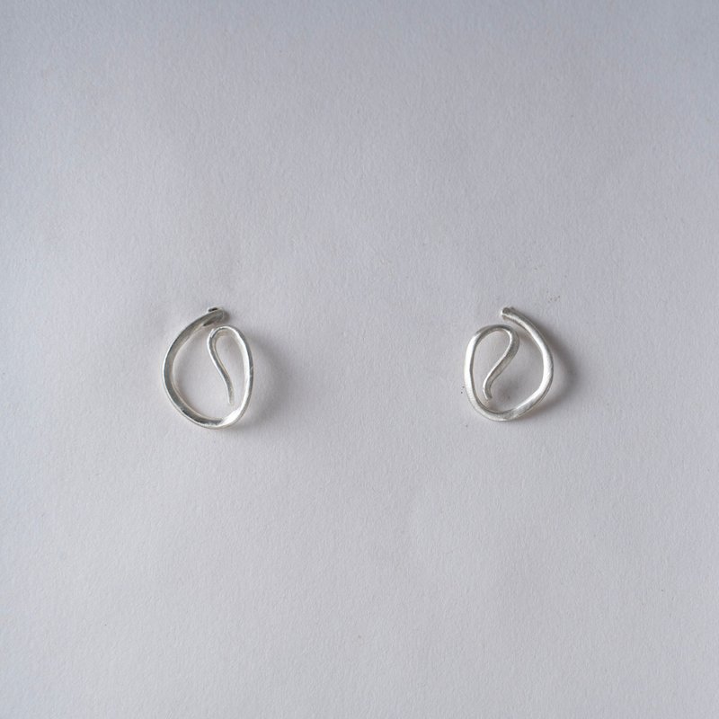 Handcrafted sterling silver stud earrings - 耳環/耳夾/耳骨夾 - 貴金屬 銀色