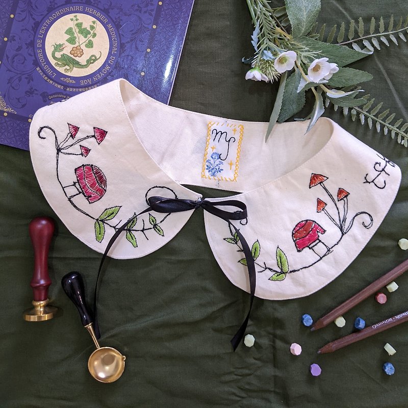 Mushrooms in the forest, Handmade embroidery collar - หูกระต่าย/ผ้าพันคอผู้ชาย - ผ้าฝ้าย/ผ้าลินิน ขาว
