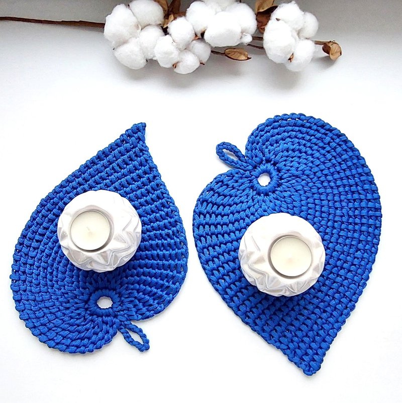 Serving napkins 2 crocheted leaves for hot dishes - ผ้ารองโต๊ะ/ของตกแต่ง - อะคริลิค สีน้ำเงิน