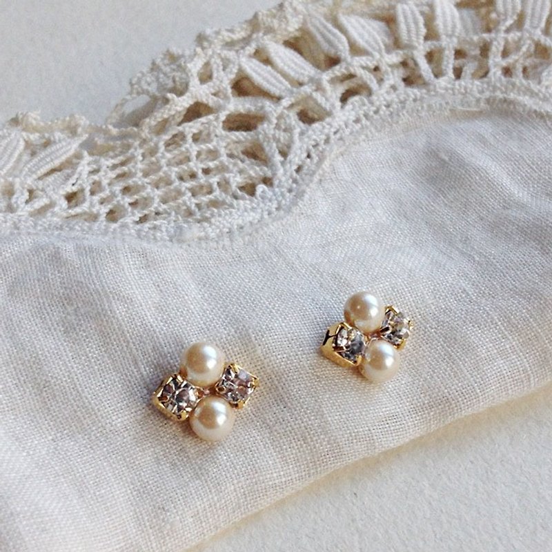 14kgf Vintage Pearl and Swarovski Bijoux Earrings / Earrings Ear Needles / Ear Clip-On - Earrings & Clip-ons - Glass White