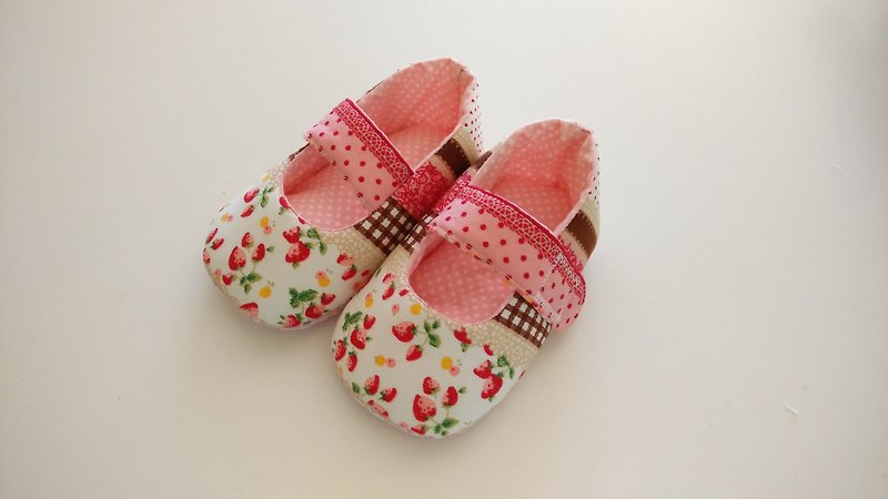 Small strawberry baby shoes baby shoes for a whole month full moon ritual gift shoe length 11 cm / 12 - ของขวัญวันครบรอบ - วัสดุอื่นๆ สึชมพู