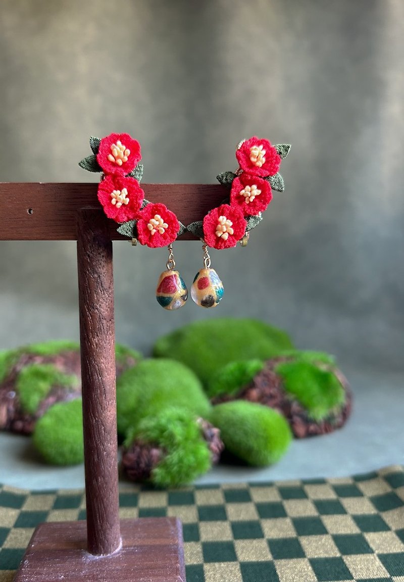 (Tsubaki Camellia 2023) Japanese style cloth flower earrings Clip-On(3 colors in total) つまみ Saiko - ต่างหู - ไฟเบอร์อื่นๆ หลากหลายสี