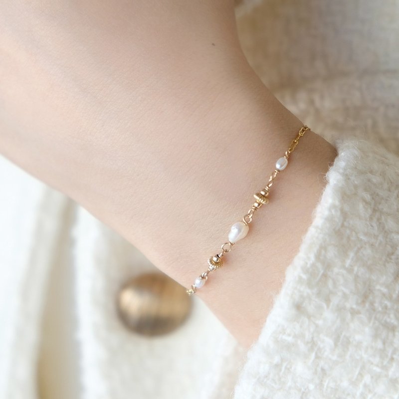 Shaped Pearl Magnetic Bracelet - สร้อยข้อมือ - เครื่องเพชรพลอย ขาว