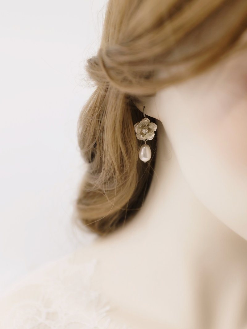 Flower earrings / Vintage inspired bridal earrings pearl drop 新娘耳環 - 耳環/耳夾/耳骨夾 - 銀 白色