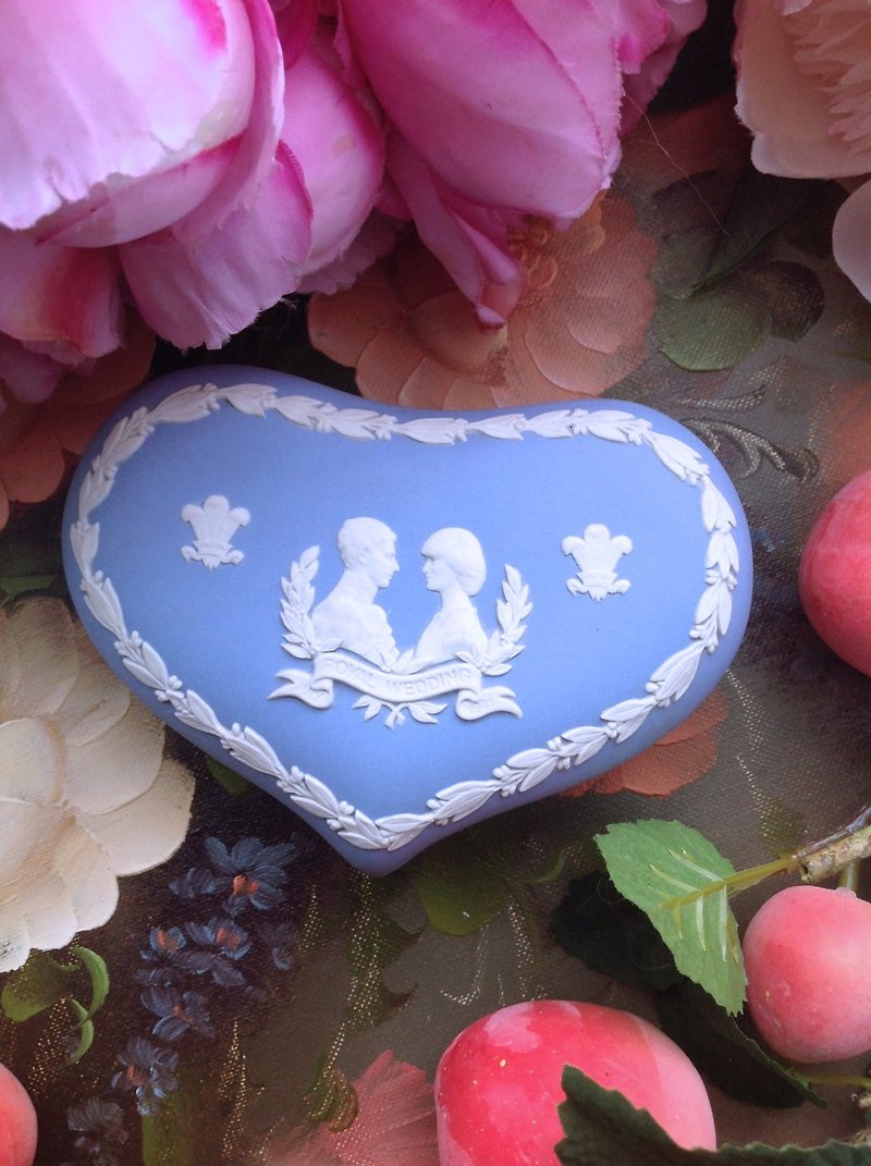 英國骨瓷Wedgwood jasper藍色碧玉浮雕皇家婚禮心型珠寶盒飾品盒 - 收納箱/收納用品 - 其他材質 藍色