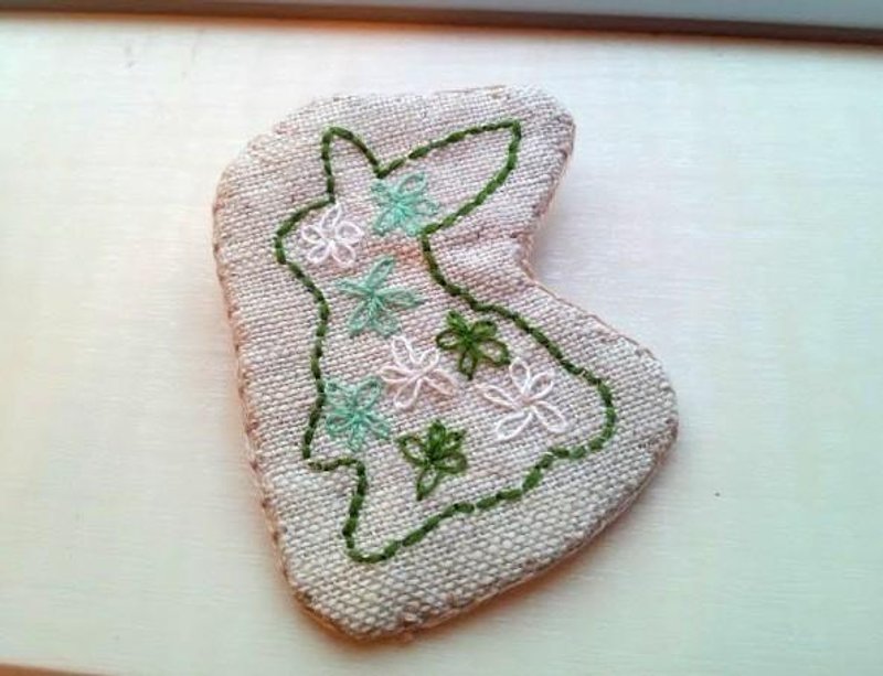 Rabbit embroidery brooch*green*postage - เข็มกลัด - โลหะ สีเขียว