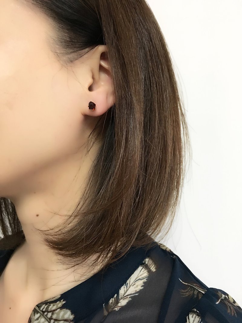 Rhodolite Garnet stud-earring - Earrings & Clip-ons - Gemstone Red