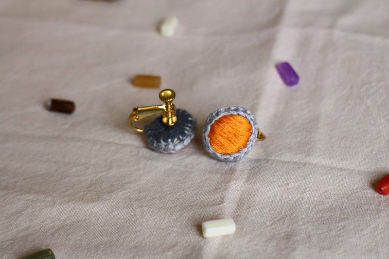 刺繡耳環 210 太空 / 耳夾款 - 耳環/耳夾/耳骨夾 - 繡線 橘色