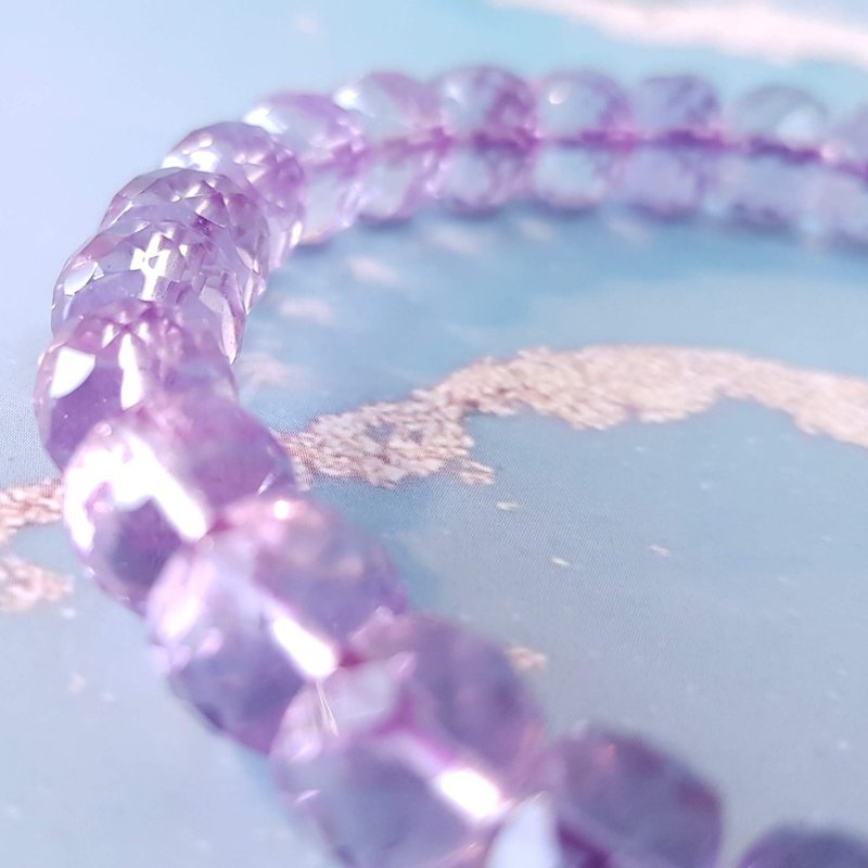 Gift Warm Handmade-Air Crystal Series-Amethyst Hand Beads with Translucent Body Drill and Facet - สร้อยข้อมือ - คริสตัล ขาว