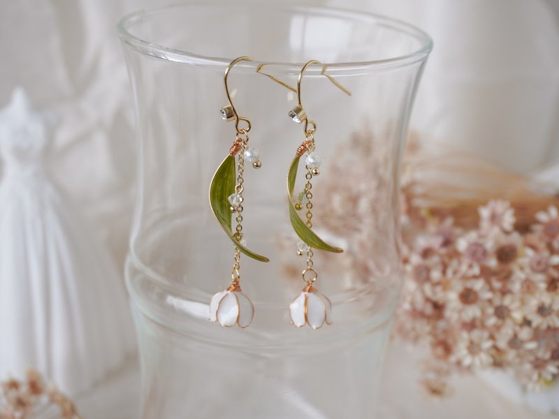 [White six-petal lily of the valley] Handmade original earrings Bronze resin elegant earrings/ear clips - Earrings & Clip-ons - Resin White