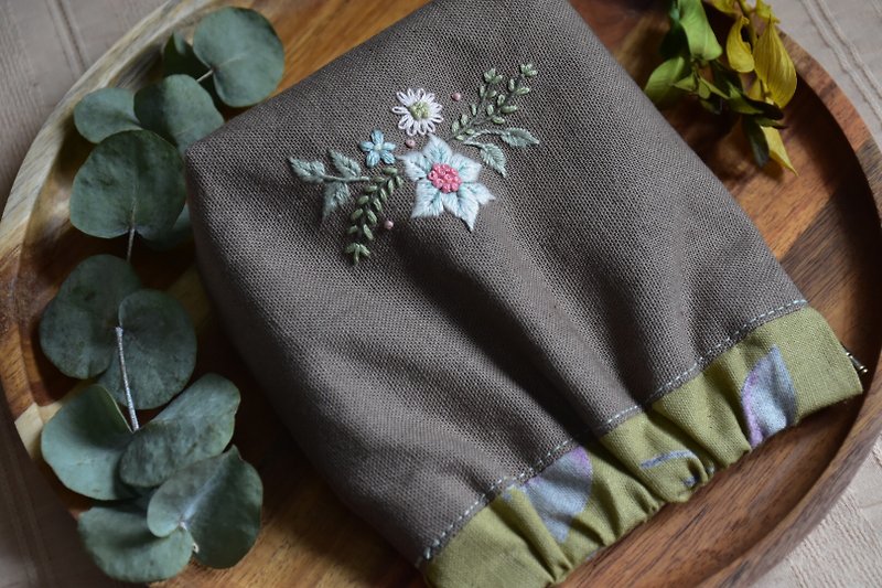Lily embroidery 10CM shrapnel mouth gold bag - Toiletry Bags & Pouches - Cotton & Hemp Green