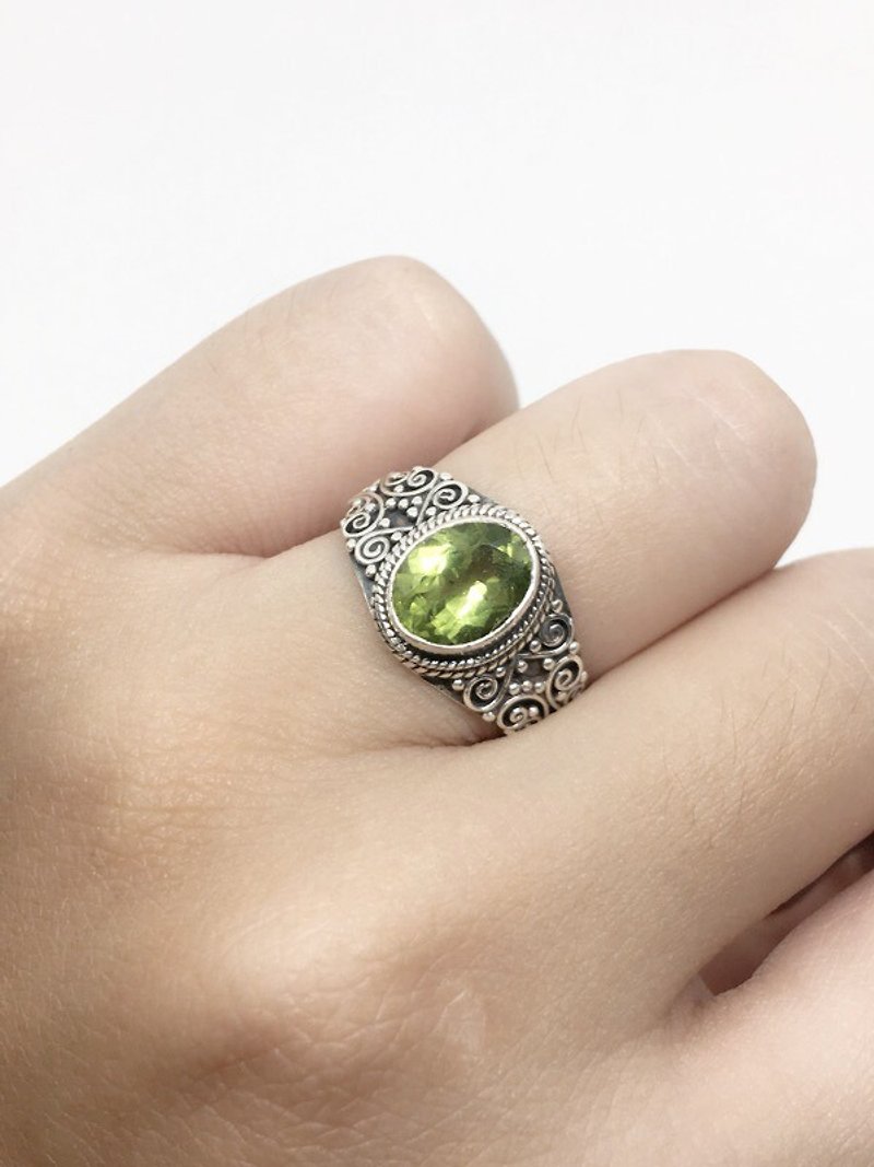 橄欖石925純銀重工雕花戒指 尼泊爾手工鑲嵌製作 - 戒指 - 寶石 綠色