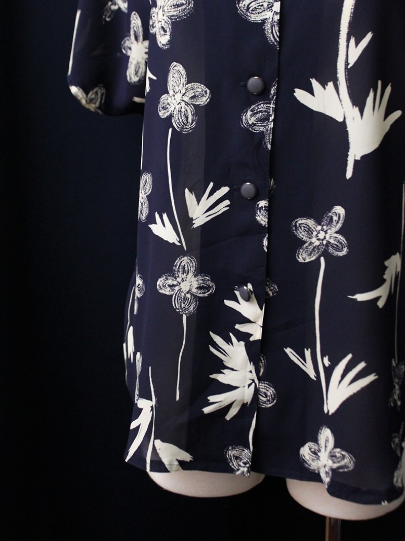 【RE0511T024】 Japanese system early summer retro dark blue geometric graffiti shoulder short-sleeved ancient shirt - Women's Shirts - Polyester Blue
