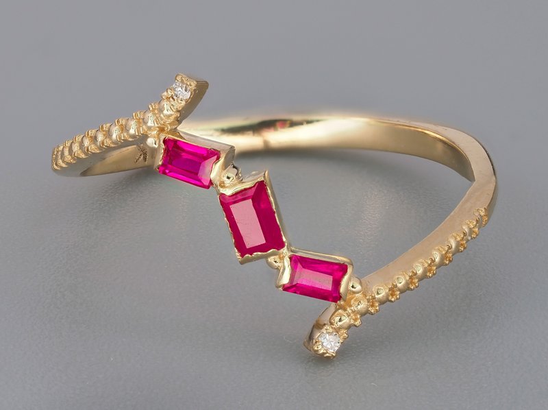 14 k gold ring with natural rubies and diamonds - แหวนทั่วไป - เครื่องประดับ สีทอง