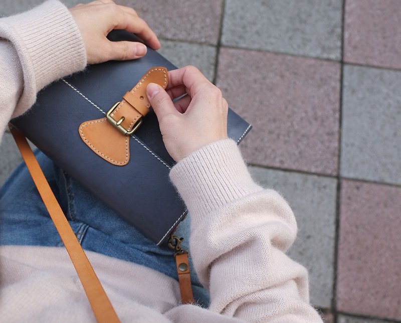 Textured girl lightweight carry side backpack - กระเป๋าแมสเซนเจอร์ - หนังแท้ สีน้ำเงิน