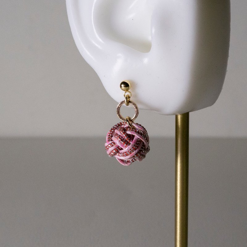 【Veverka】Secret-Mizuhiki Earrings Yuknot Braided Mizuhiki Marquetry - Earrings & Clip-ons - Paper Pink