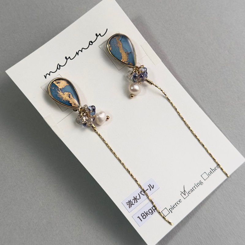 【1点のみ】ブルー　アルコールインクアート　ロング　イヤリング　18kgp 　揺れる　ゴールド　チェコガラスビーズ　シンプル　人と被らない　淡水パール - 耳環/耳夾/耳骨夾 - 樹脂 藍色