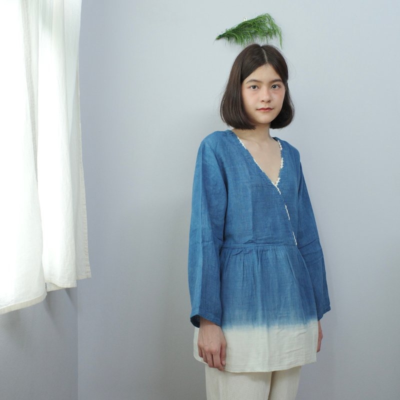 Y blouse / indigo dye soft cotton with hand-crochet - 女上衣/長袖上衣 - 棉．麻 藍色