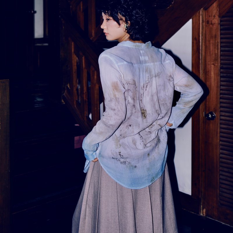 Indigo dyed sun protection shirt, upcycled from a vintage shirt, printed with flower lover, Chinese style loose coat - 女襯衫 - 棉．麻 藍色