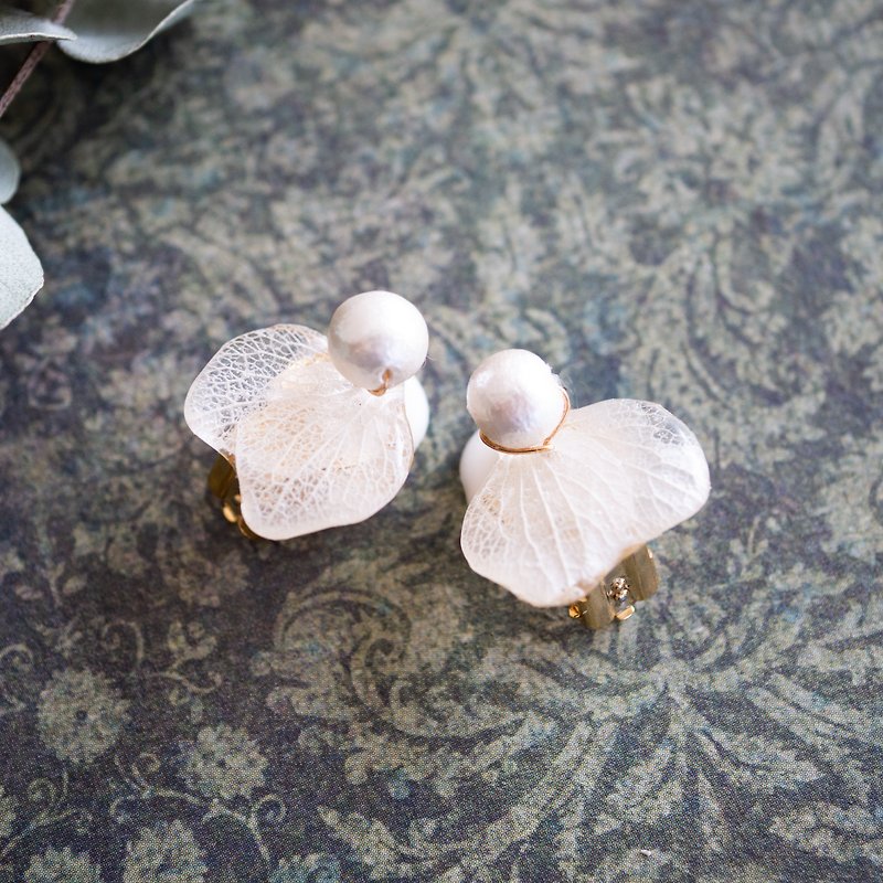 Real hydrangea flower earrings - Earrings & Clip-ons - Resin White