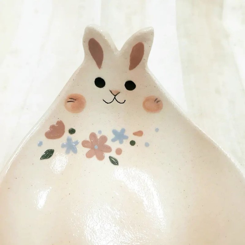 DoDo hand-made animal-shaped bowl-Huahua Rabbit Shallow Bowl (white) - ถ้วยชาม - ดินเผา ขาว