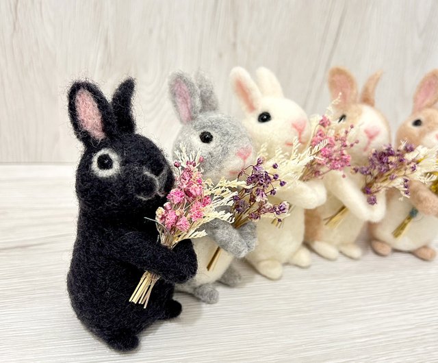 花冠 うさぎ ブローチ ハンドメイド 羊毛フェルト （花冠を被っ