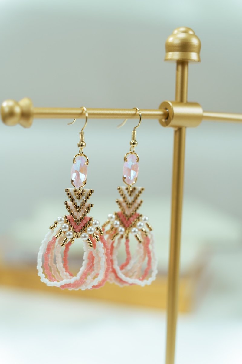 Grace under the crystal lamp x gradient tassel pearl earrings - Earrings & Clip-ons - Other Materials Pink