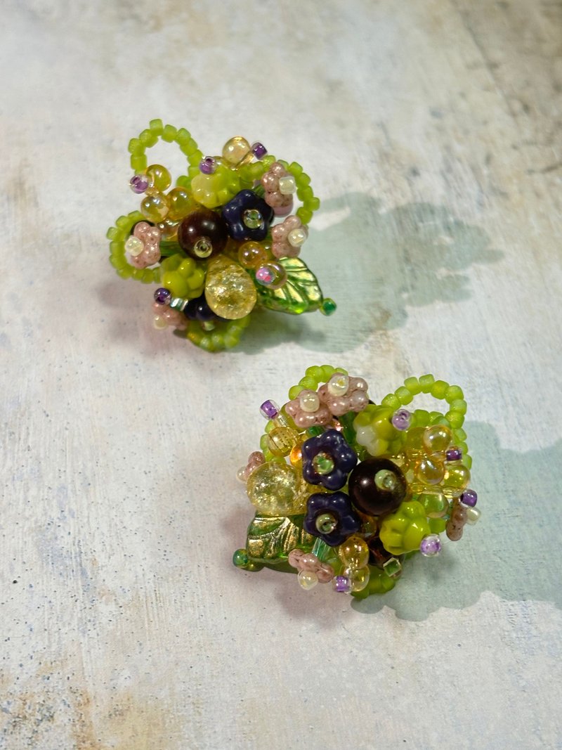 zi2.rennt Flower Stud Earrings, Beaded Earrings, Flower Bouquet Earrings - Earrings & Clip-ons - Glass 