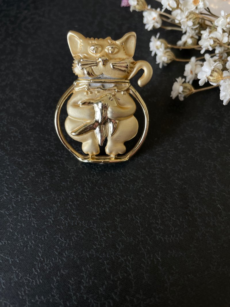 老又好古董珠寶 金色傻眼貓咪魚缸AJC別針胸針 B869 - 胸針 - 其他金屬 金色