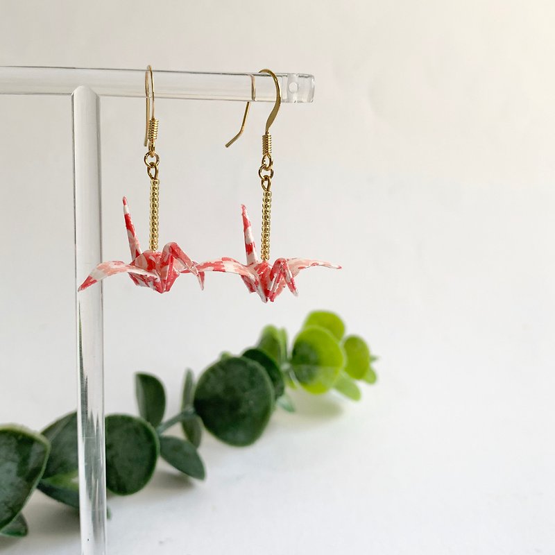 Origami crane and gold earring - 耳環/耳夾 - 紙 紅色