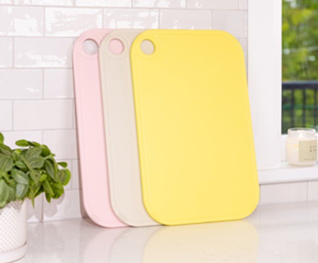 This Multicolored Plastic Cutting Board Doubles as a Serving