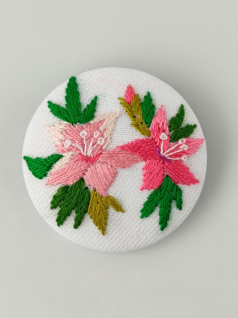 ピンクのツツジ刺繍ブローチ - 胸針 - 棉．麻 粉紅色