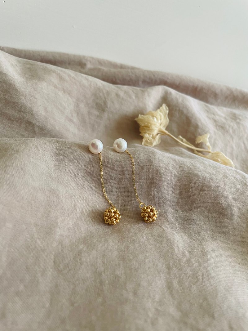 Pearl earrings, pearl gold ball earrings, natural freshwater pearl earrings, earrings, detachable - ต่างหู - ไข่มุก ขาว