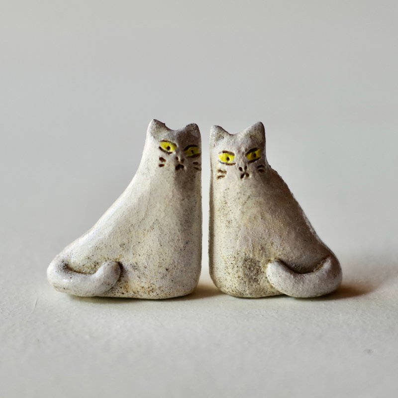 Cats ring stand  　pottery cats  with Christmas present wrapping - General Rings - Pottery White