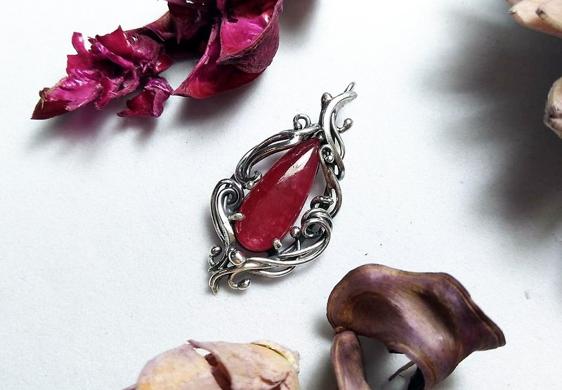 [Gem Series] Rhodonite design pendant - Necklaces - Gemstone Red