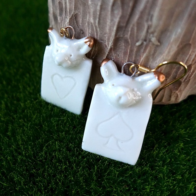 ดินเผา ต่างหู ขาว - rabbit playing card ceramics earrings