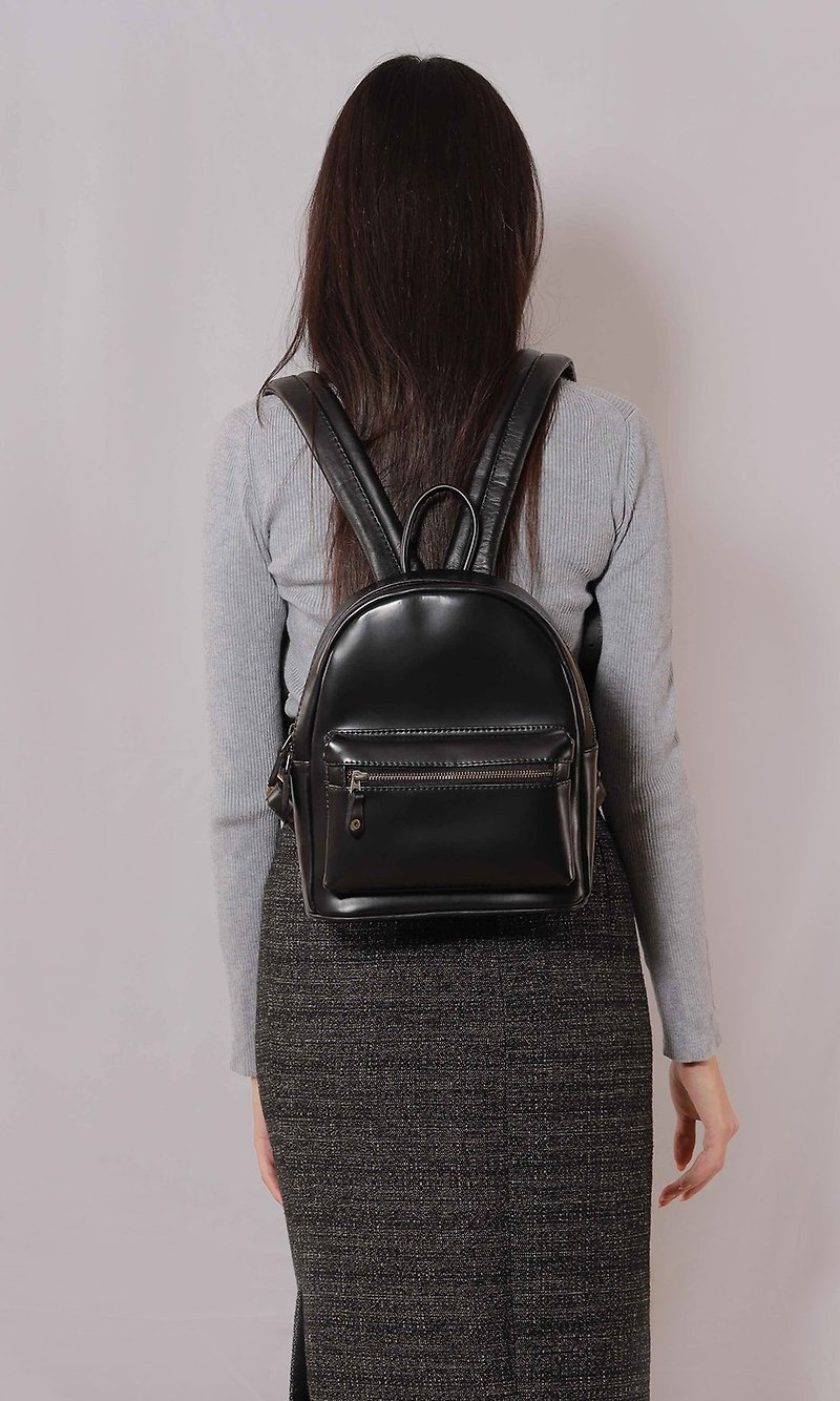 EVA Classic Leather Small Zipper Backpack Black - กระเป๋าเป้สะพายหลัง - หนังแท้ สีดำ