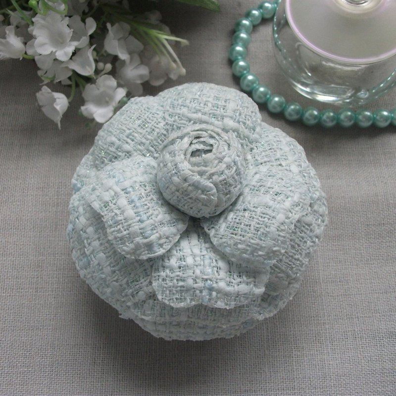 Camellia flower brooch in pale blue fabric - เข็มกลัด - ขนแกะ ขาว