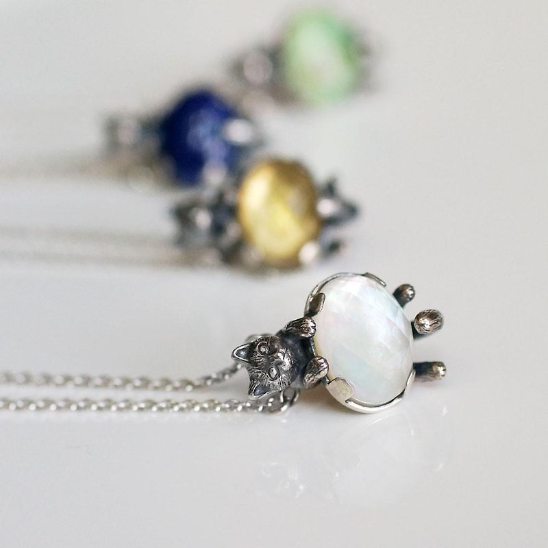 Colorful cat pendant White butterfly shell and crystal - สร้อยคอ - เปลือกหอย ขาว