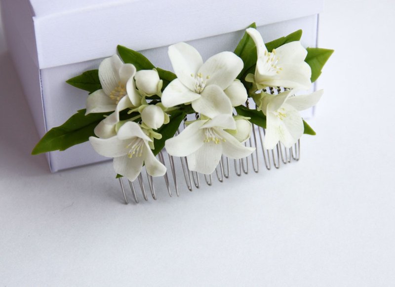 Rustic wedding hair comb White flower hair comb Bridal hair comb floral - 髮夾/鯊魚夾 - 黏土 