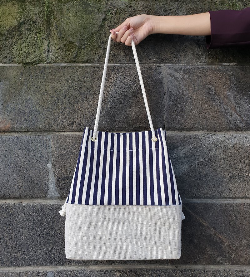 Beach tote bag, shopping bag, with adjustable handle - Navy stripes - 手袋/手提袋 - 棉．麻 