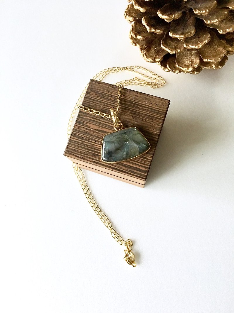 Labradorite bezel necklace - สร้อยคอ - หิน สีน้ำเงิน