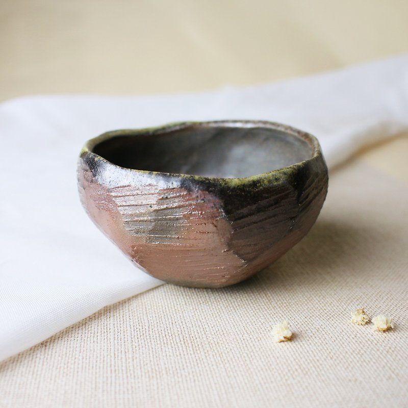 陶器 急須・ティーカップ グレー - グレーの釉薬、新色の薪窯、手作りの作品を持った手で握った手|張雲美の作品